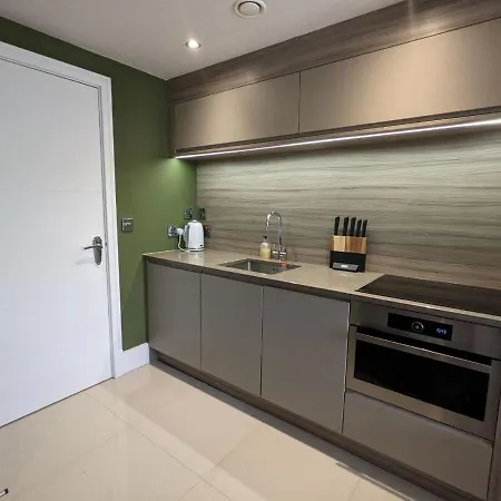 The Botanist's Hideout - Luxury Retreat With Parking Appartement