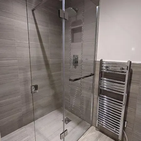 The Botanist's Hideout - Luxury Retreat With Parking *