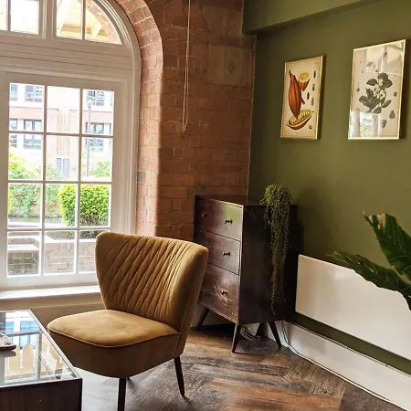 The Botanist's Hideout - Luxury Retreat With Parking ヨーク