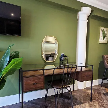 The Botanist's Hideout - Luxury Retreat With Parking Appartement