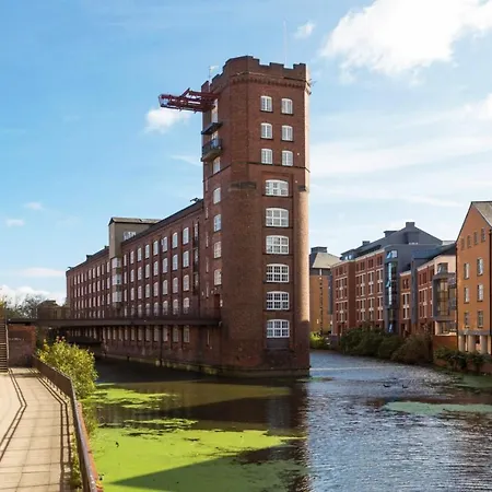 The Botanist's Hideout - Luxury Retreat With Parking Lägenhet *