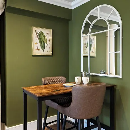 The Botanist's Hideout - Luxury Retreat With Parking Lejlighed *