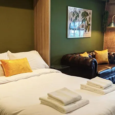 The Botanist's Hideout - Luxury Retreat With Parking Lejlighed *