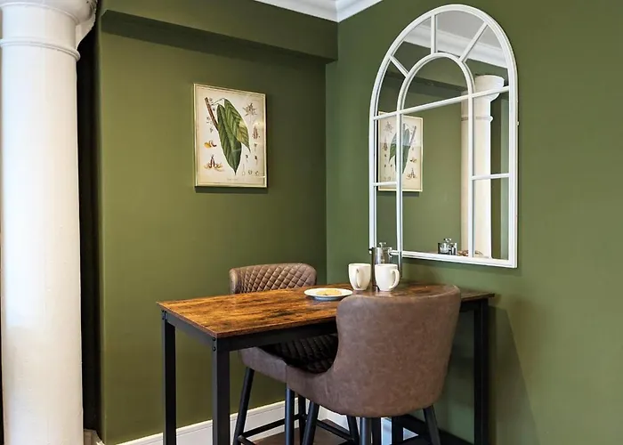 The Botanist's Hideout - Luxury Retreat With Parking דירה *