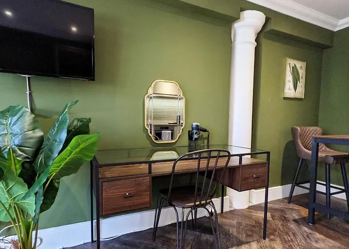 The Botanist's Hideout - Luxury Retreat With Parking דירה